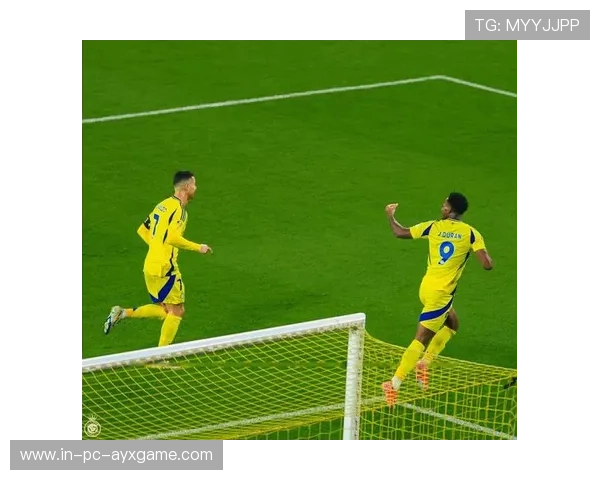 C罗回追断球成功，利雅得胜利防守也硬，c罗被断球