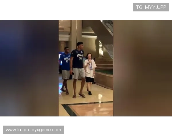 字母哥参加乡村篮球赛亲自上场指导，平民魅力爆棚