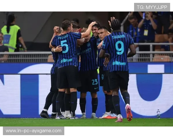 国际米兰训练课劳塔罗背身接球三次成功分球引欢呼